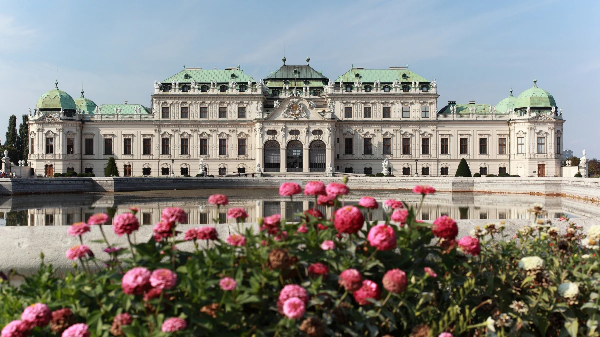 belvedere-palace-flowers-view Front view of Belvedere Palace with blooming flowers in foreground